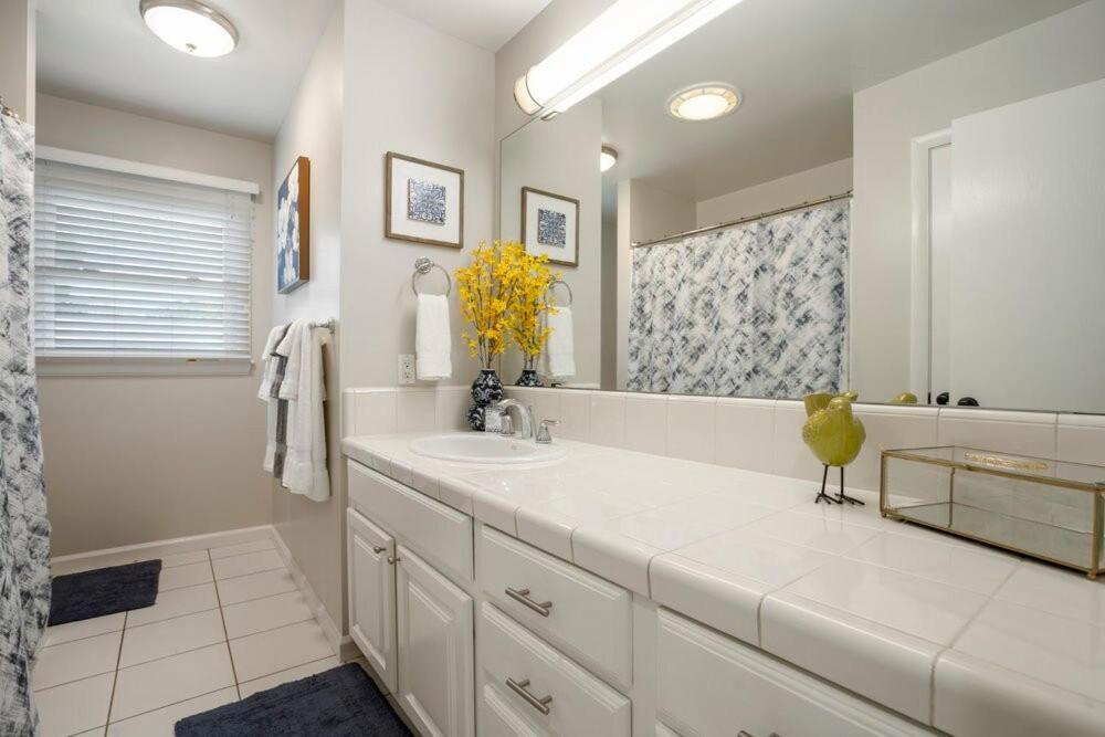 Southern Hills Stunner Holiday home *