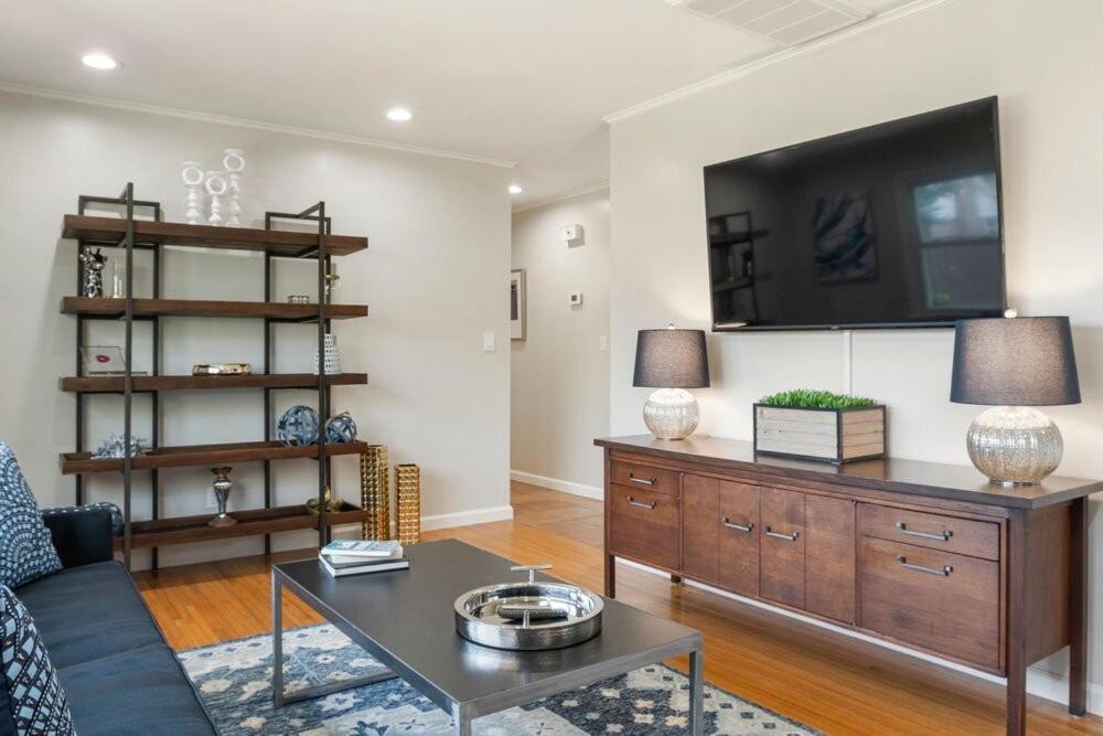 Southern Hills Stunner Holiday home *